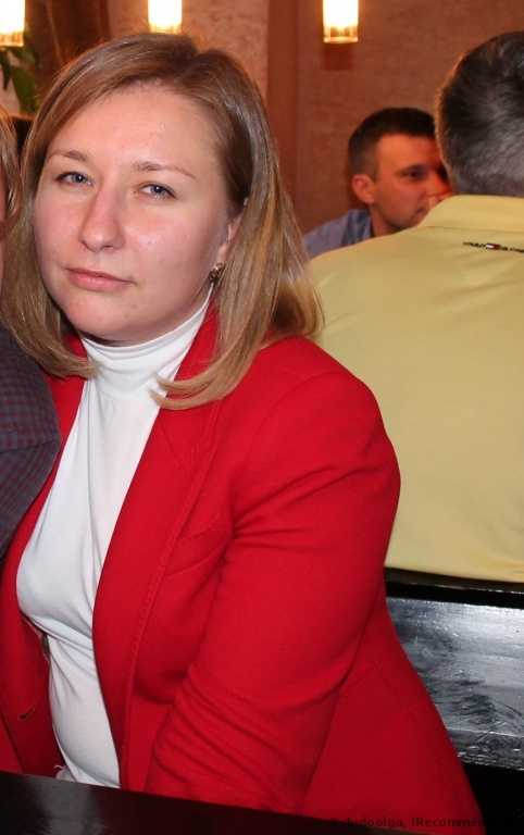 Хорошо видно сытое лицо и живот