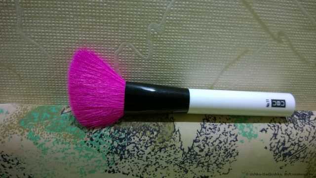 Кисть для румян UBU КИСТЬ ДЛЯ РУМЯН UBU BERRY BLUSH СКОШЕННАЯ - фото