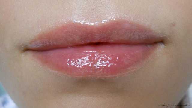 Бальзам для губ Clarins Moisture replenishing lip balm with essential rose wax - фото