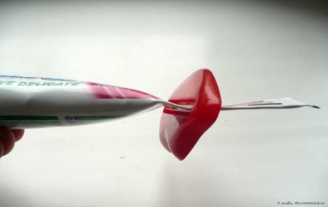 Пресс для тюбика зубной пасты Tinydeal 2 x Sexy Lip Design Versatile Tube Squeezer Toothpaste Dispenser - фото