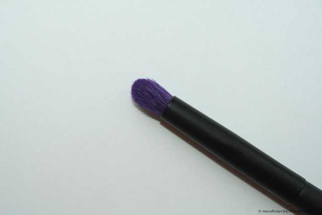 Кисть для теней Essence Smokey Eyes Brush - фото