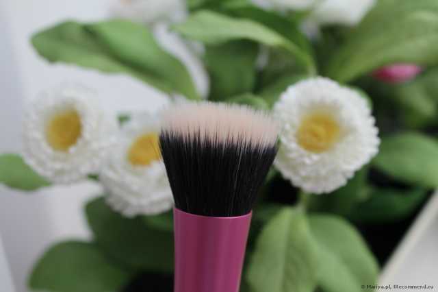 Кисть для нанесения тональной основы Real Techniques by Samantha Chapman Your Finish/Perfected, Stippling Brush - фото