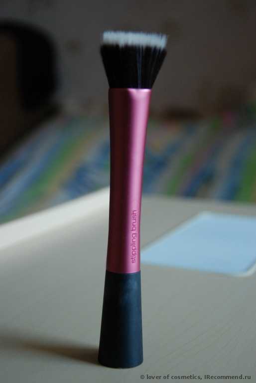 Кисть для нанесения тональной основы Real Techniques by Samantha Chapman Your Finish/Perfected, Stippling Brush - фото
