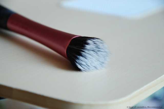 Кисть для нанесения тональной основы Real Techniques by Samantha Chapman Your Finish/Perfected, Stippling Brush - фото