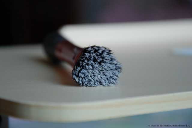 Кисть для нанесения тональной основы Real Techniques by Samantha Chapman Your Finish/Perfected, Stippling Brush - фото
