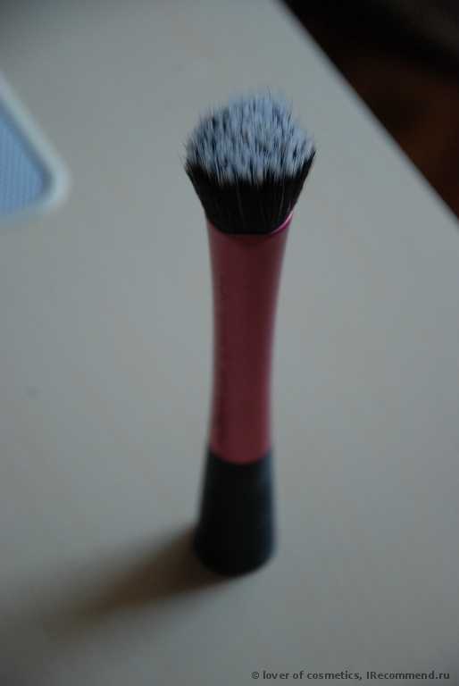 Кисть для нанесения тональной основы Real Techniques by Samantha Chapman Your Finish/Perfected, Stippling Brush - фото