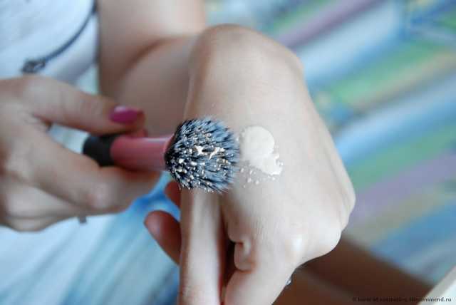 Кисть для нанесения тональной основы Real Techniques by Samantha Chapman Your Finish/Perfected, Stippling Brush - фото