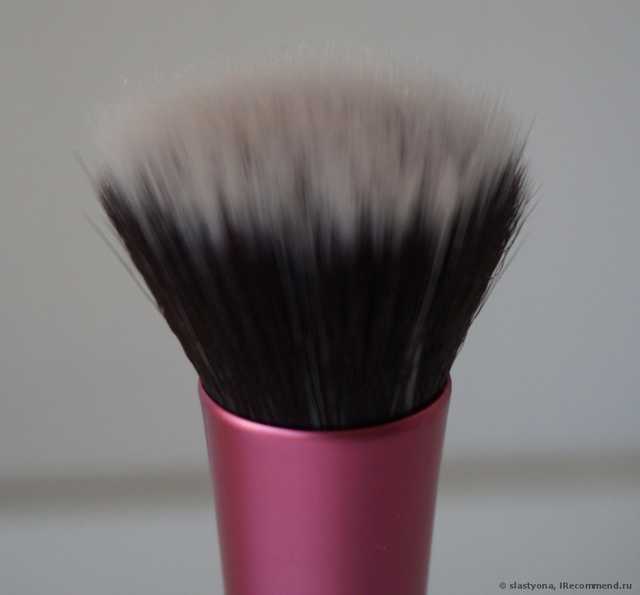 Кисть для нанесения тональной основы Real Techniques by Samantha Chapman Your Finish/Perfected, Stippling Brush - фото