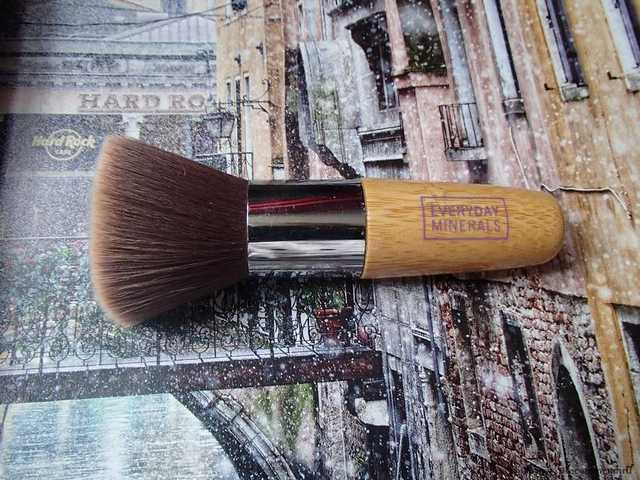 Кисть для пудры Everyday Minerals Flat Top Brush - фото