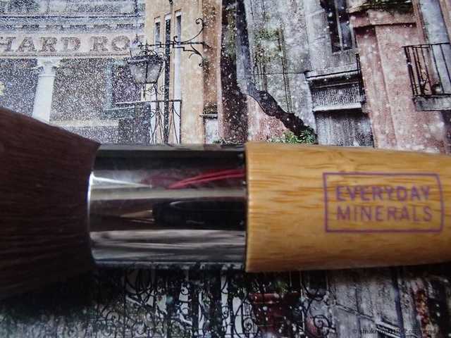 Кисть для пудры Everyday Minerals Flat Top Brush - фото