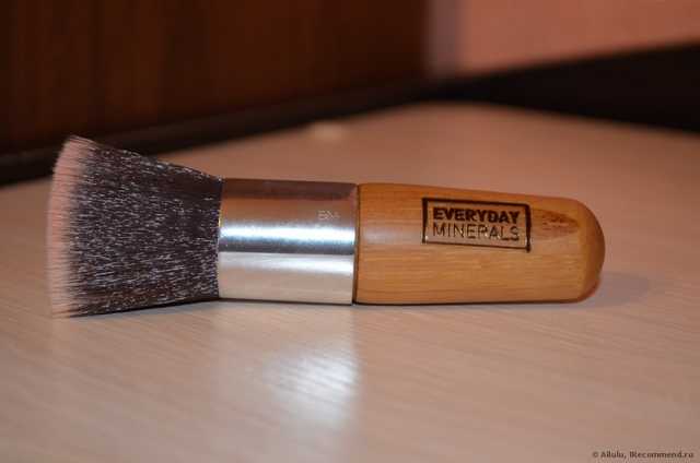 Кисть для пудры Everyday Minerals Flat Top Brush - фото