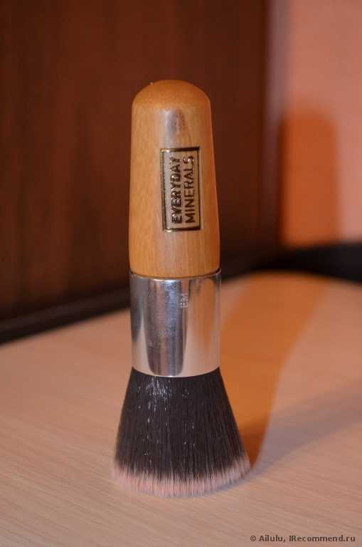 Кисть для пудры Everyday Minerals Flat Top Brush - фото