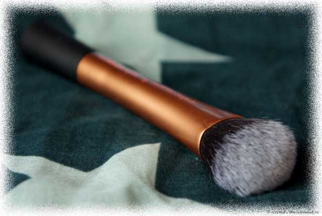 Кисть Real Techniques Expert Face Brush