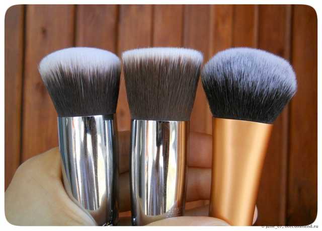 Кисть для нанесения тональной основы Real Techniques by Samantha Chapman Your Base/Flawless, Expert Face Brush - фото