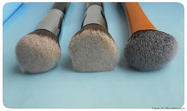 Кисть для нанесения тональной основы Real Techniques by Samantha Chapman Your Base/Flawless, Expert Face Brush - фото