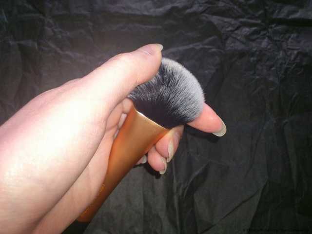 Кисть для нанесения тональной основы Real Techniques by Samantha Chapman Your Base/Flawless, Expert Face Brush - фото