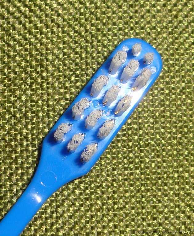Зубная щетка Fuchs Brushes Record V, Nylon Bristle Toothbrush, Fuscia, Adult Soft - фото