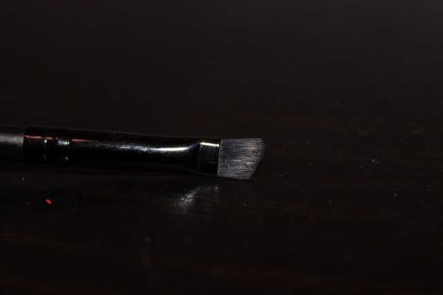 Кисть для макияжа E.L.F. Cosmetics  Small Angled Brush - фото