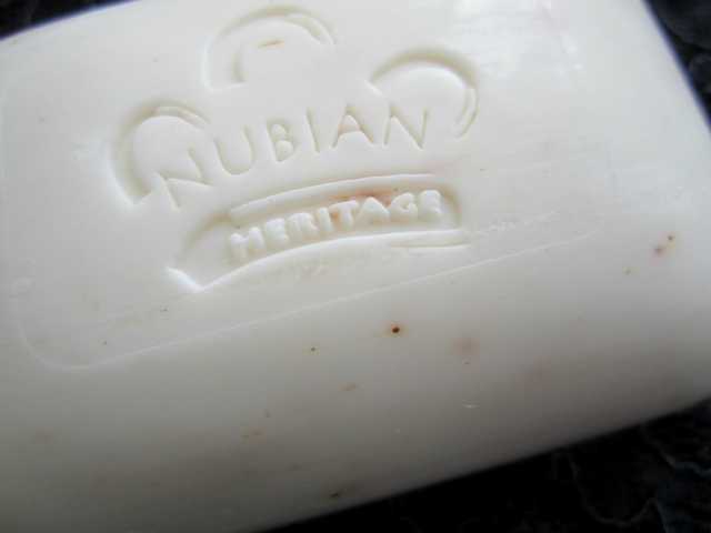 Мыло  Nubian Heritage Coconut & Papaya soap with Vanilla Beans - фото