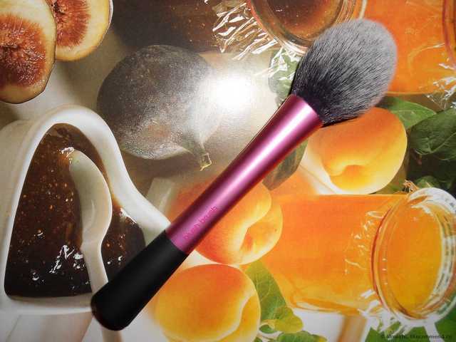 Кисть для румян Real Techniques by Samantha Chapman Blush Brush - фото