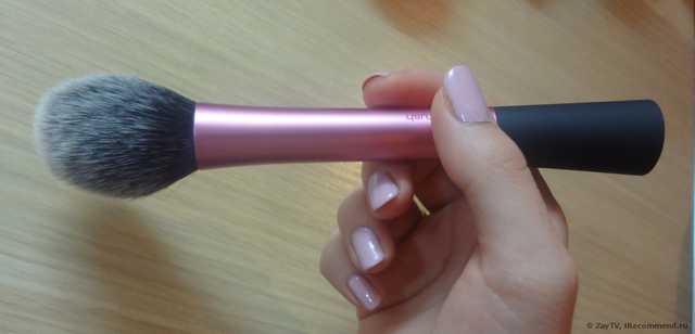 Кисть для румян Real Techniques by Samantha Chapman Blush Brush - фото