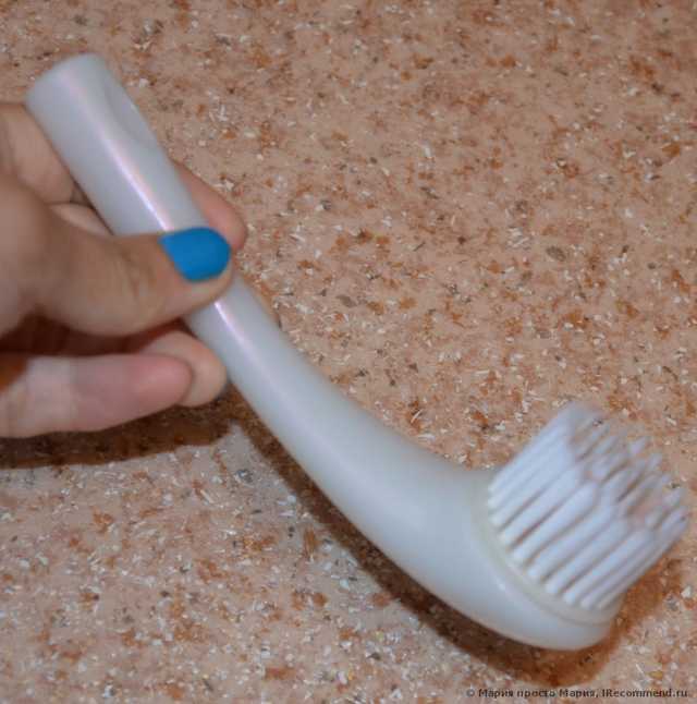 Щёточка для очищения и массажа лица Shiseido Cleansing Massage Brush - фото
