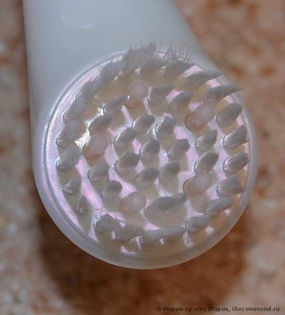 Щёточка для очищения и массажа лица Shiseido Cleansing Massage Brush - фото