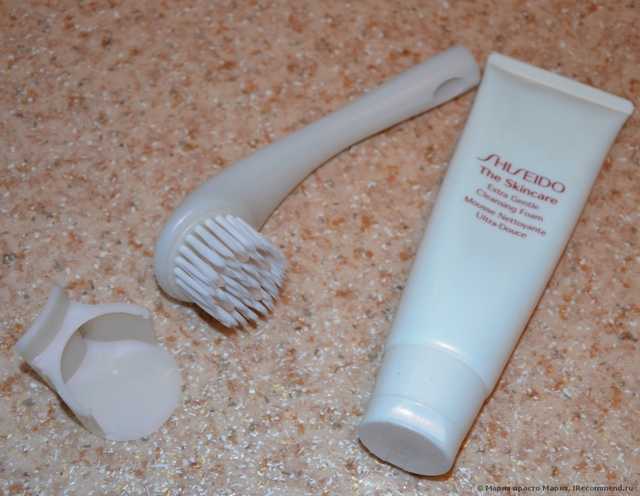Щёточка для очищения и массажа лица Shiseido Cleansing Massage Brush - фото