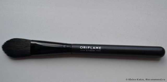 Кисть для нанесения тональной основы Oriflame - фото