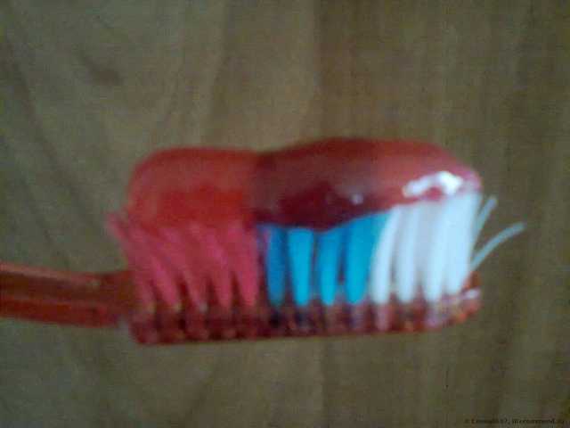 Освежающая зубная паста на щётке.