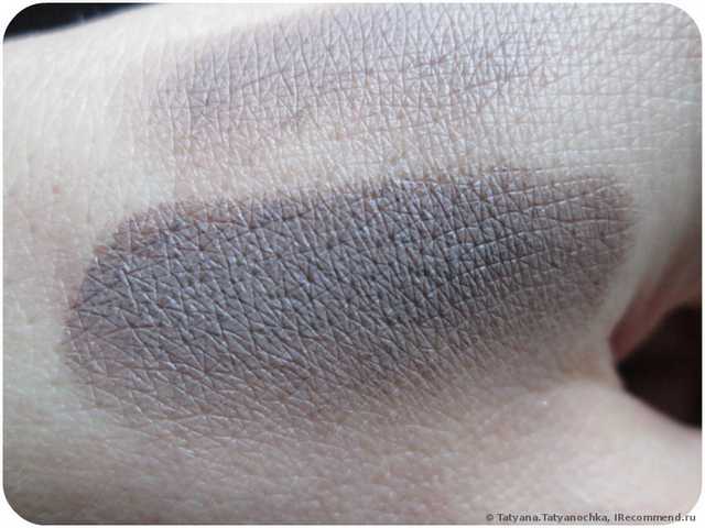 Легендарные тени от  Maybelline !!!   Color Tattoo 24 hour . Самый популярный и шикарный оттенок под № 40, Permanent Taupe.  Необычный, сложный и благородный,  подходит под любые глазки.