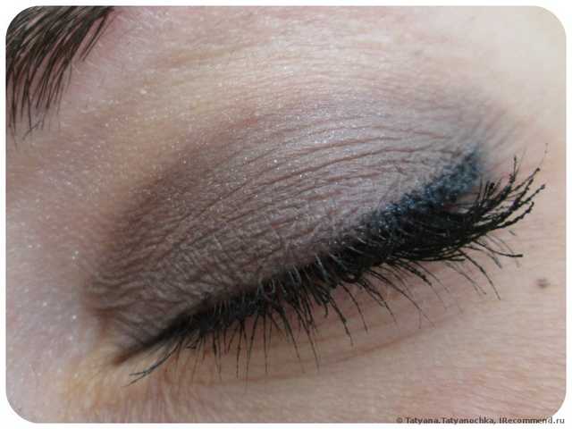 Легендарные тени от  Maybelline !!!   Color Tattoo 24 hour . Самый популярный и шикарный оттенок под № 40, Permanent Taupe.  Необычный, сложный и благородный,  подходит под любые глазки.