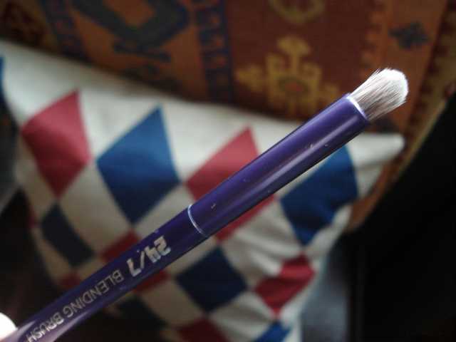 Кисть для макияжа Urban Decay 24/7 Shadow Pencil Blender Brush - фото