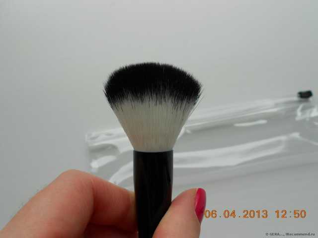 Кисть для макияжа Avon Двухсторонняя в чехле - фото
