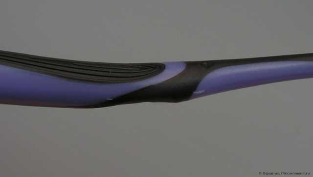 Зубная щетка LG Household & Health Care с щетиной средней жесткости и гибкой чистящей головкой "Perloe Care Advance" - фото