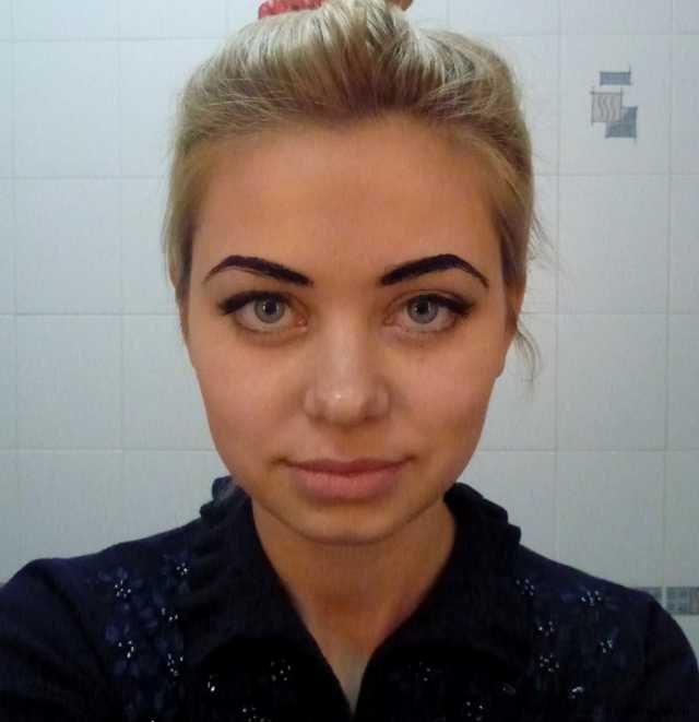 с краской на бровях