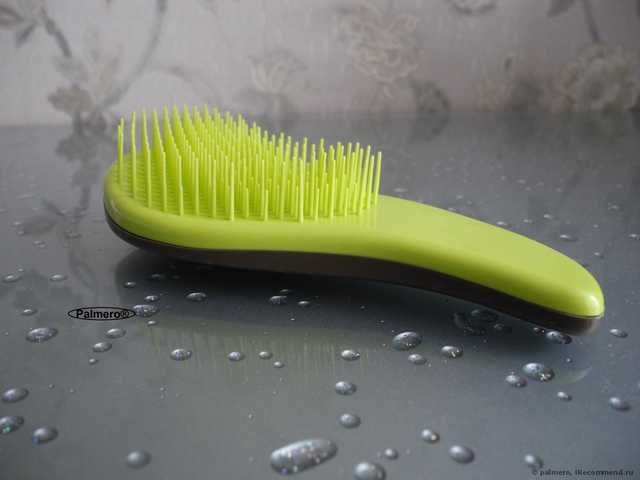 Macadamia No Tangle Brush взует любую чесалку;) В отзыве: а Вы знали, что в ней есть часики? Дискриминационная политика производителя. И, конечно же, бой-сравнение Макадамия со всеми известной Tangle Teezer :: Или тот случай, когда длина имеет значение;)