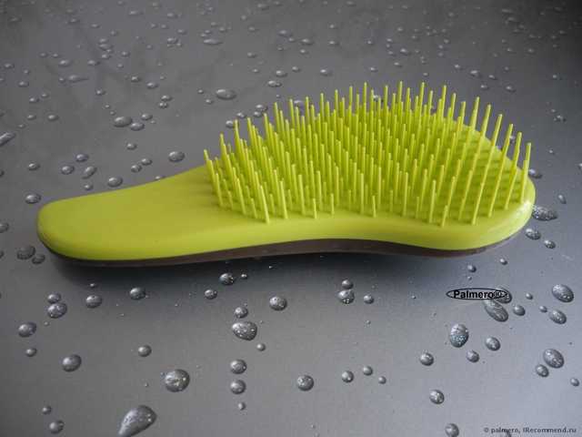 Macadamia No Tangle Brush взует любую чесалку;) В отзыве: а Вы знали, что в ней есть часики? Дискриминационная политика производителя. И, конечно же, бой-сравнение Макадамия со всеми известной Tangle Teezer :: Или тот случай, когда длина имеет значение;)