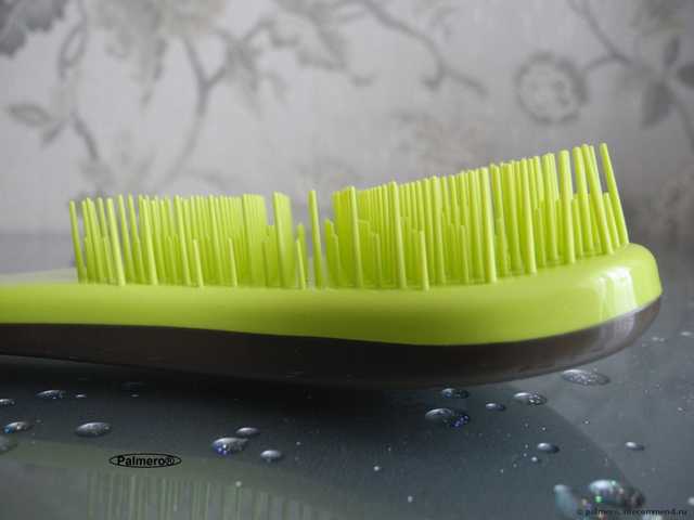 Macadamia No Tangle Brush взует любую чесалку;) В отзыве: а Вы знали, что в ней есть часики? Дискриминационная политика производителя. И, конечно же, бой-сравнение Макадамия со всеми известной Tangle Teezer :: Или тот случай, когда длина имеет значение;)