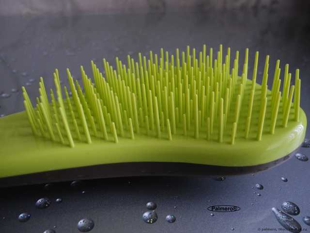 Macadamia No Tangle Brush взует любую чесалку;) В отзыве: а Вы знали, что в ней есть часики? Дискриминационная политика производителя. И, конечно же, бой-сравнение Макадамия со всеми известной Tangle Teezer :: Или тот случай, когда длина имеет значение;)