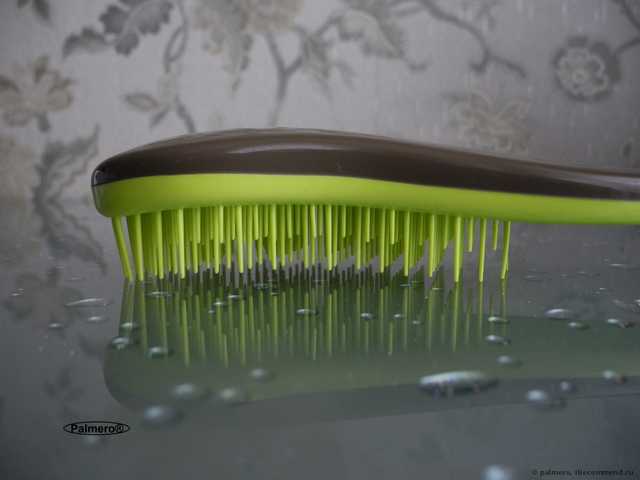 Macadamia No Tangle Brush взует любую чесалку;) В отзыве: а Вы знали, что в ней есть часики? Дискриминационная политика производителя. И, конечно же, бой-сравнение Макадамия со всеми известной Tangle Teezer :: Или тот случай, когда длина имеет значение;)