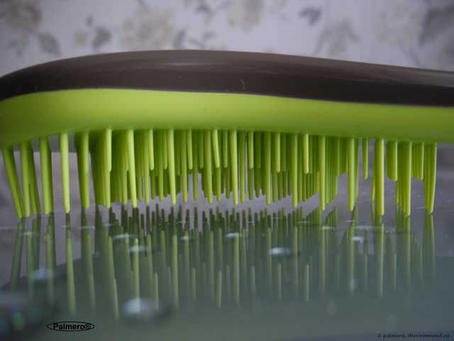 Macadamia No Tangle Brush взует любую чесалку;) В отзыве: а Вы знали, что в ней есть часики? Дискриминационная политика производителя. И, конечно же, бой-сравнение Макадамия со всеми известной Tangle Teezer :: Или тот случай, когда длина имеет значение;)