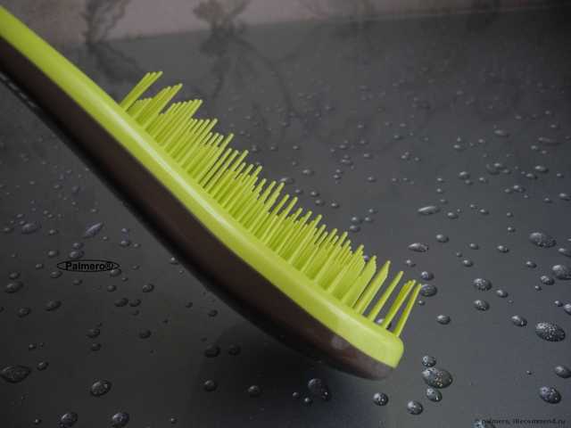 Macadamia No Tangle Brush взует любую чесалку;) В отзыве: а Вы знали, что в ней есть часики? Дискриминационная политика производителя. И, конечно же, бой-сравнение Макадамия со всеми известной Tangle Teezer :: Или тот случай, когда длина имеет значение;)
