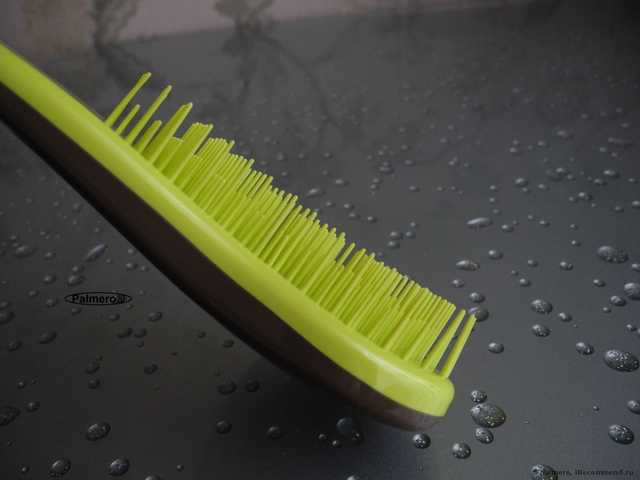 Macadamia No Tangle Brush взует любую чесалку;) В отзыве: а Вы знали, что в ней есть часики? Дискриминационная политика производителя. И, конечно же, бой-сравнение Макадамия со всеми известной Tangle Teezer :: Или тот случай, когда длина имеет значение;)