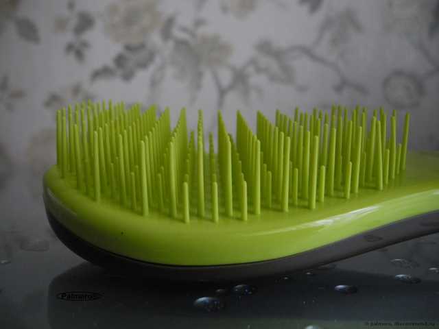 Macadamia No Tangle Brush взует любую чесалку;) В отзыве: а Вы знали, что в ней есть часики? Дискриминационная политика производителя. И, конечно же, бой-сравнение Макадамия со всеми известной Tangle Teezer :: Или тот случай, когда длина имеет значение;)