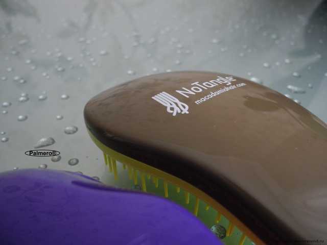 Macadamia No Tangle Brush взует любую чесалку;) В отзыве: а Вы знали, что в ней есть часики? Дискриминационная политика производителя. И, конечно же, бой-сравнение Макадамия со всеми известной Tangle Teezer :: Или тот случай, когда длина имеет значение;)
