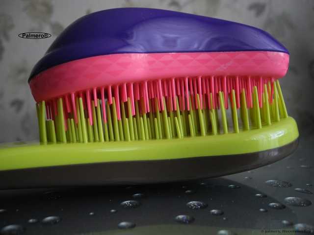 Macadamia No Tangle Brush взует любую чесалку;) В отзыве: а Вы знали, что в ней есть часики? Дискриминационная политика производителя. И, конечно же, бой-сравнение Макадамия со всеми известной Tangle Teezer :: Или тот случай, когда длина имеет значение;)