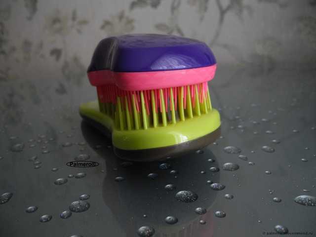 Macadamia No Tangle Brush взует любую чесалку;) В отзыве: а Вы знали, что в ней есть часики? Дискриминационная политика производителя. И, конечно же, бой-сравнение Макадамия со всеми известной Tangle Teezer :: Или тот случай, когда длина имеет значение;)