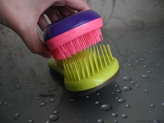 Macadamia No Tangle Brush взует любую чесалку;) В отзыве: а Вы знали, что в ней есть часики? Дискриминационная политика производителя. И, конечно же, бой-сравнение Макадамия со всеми известной Tangle Teezer :: Или тот случай, когда длина имеет значение;)