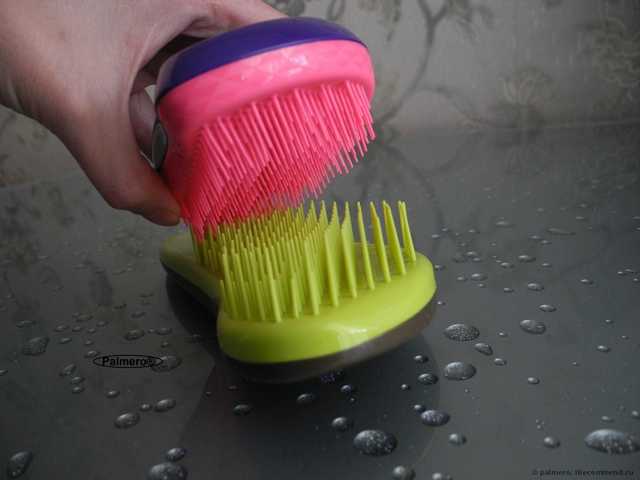 Macadamia No Tangle Brush взует любую чесалку;) В отзыве: а Вы знали, что в ней есть часики? Дискриминационная политика производителя. И, конечно же, бой-сравнение Макадамия со всеми известной Tangle Teezer :: Или тот случай, когда длина имеет значение;)